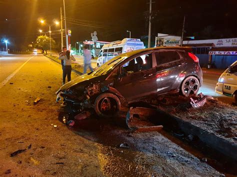 Impresionante Choque De Un Carro Contra Un Poste En Piedecuesta No