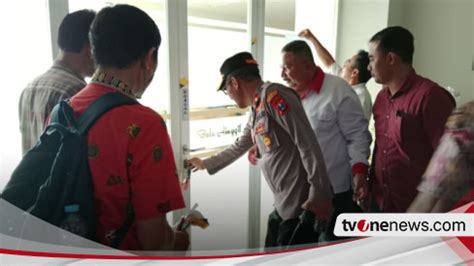 Penghuni Apartemen Bale Hinggil Surabaya Buka Segel Kantor Pengelola