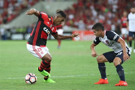 Berrío aproveita chance no Flamengo e cria problema para Zé Ricardo