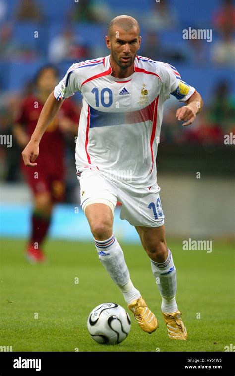 ZINEDINE ZIDANE FRANCE & REAL MADRID ALLIANZ ARENA MUNICH GERMANY 05 ...