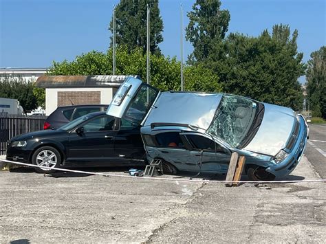 Monsano Scontro Tra Auto Grave Una Famiglia Ansia Per Un Bimbo Di