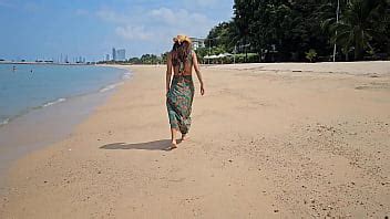 Vestido largo SIN BRAGAS mostrando en la playa pública XVIDEOS