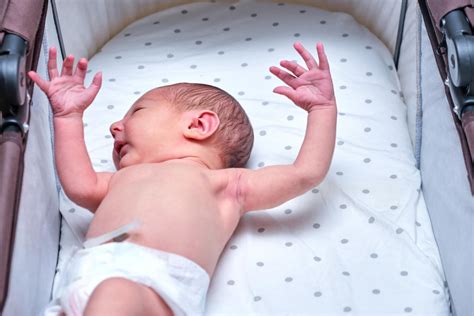 Startle Reflex in Babies - Causes And Treatment - Being The Parent
