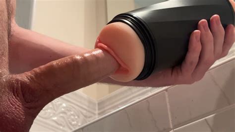 第一次尝试 FLESHLIGHT同时在这个紧致逼真的阴户中呻吟和射精 Pornhub Gay