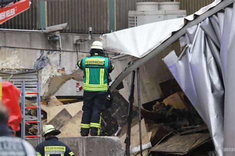 Gruibingen A8 Sattelzug rast in A8 Tunnelbetriebsgebäude Vollsperrung