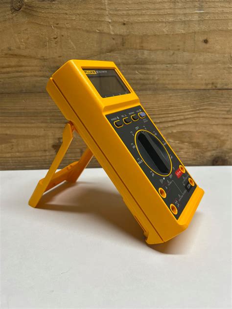 Fluke 27 Digital Handheld Multimeter With Rugged Case