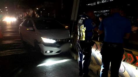 Enforcer Ng MMDA Sugatan Nang Mabangga Ng Kotseng Sinita Nito Na Dumaan