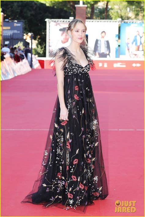 Maika Monroe Debuts Hot Summer Nights Solo At Rome Film Fest Photo Photos