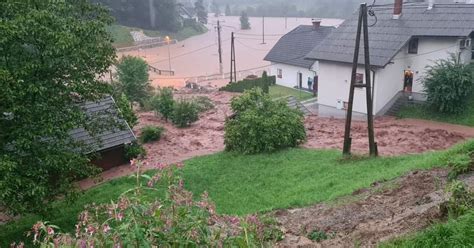 Drama U Sloveniji Poplavljena Naselja Bujice Nose Aute Ljude