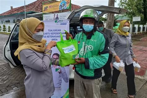 BPJS Ketenagakerjaan Banyuwangi Bagi Bagi Takjil Dan Paket Sembako