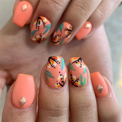 La manicura tropical llena nuestras uñas de palmeras hojas y flores