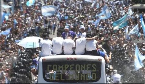 Así Se Desarrolla La Caravana De Los Campeones Del Mundo Por Buenos Aires Bravosportsnetve