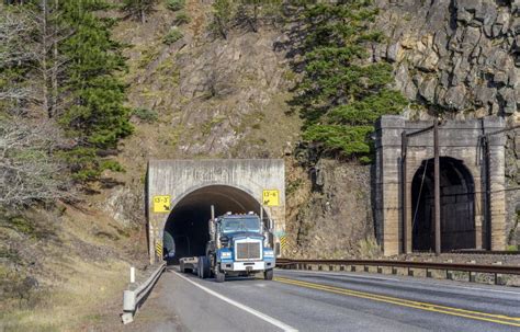 El Camión Grande Del Aparejo Semi Con Vacío Reduce Semi El