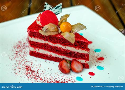 G Teau De Velours Rouge Sur Un Plateau Avec Des Fraises Sur Une Table