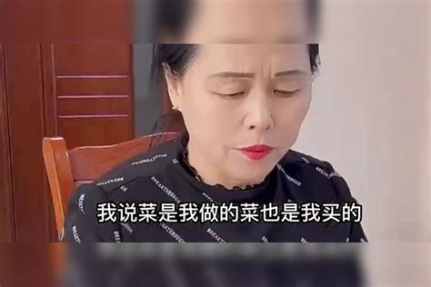 爆笑：儿媳不让婆婆吃菜，小伙不满拿出一沓钱给母亲，谁料这是场戏小伙婆婆儿媳