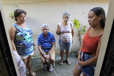 Um dia após rompimento de adutora moradores de casas inundadas ainda