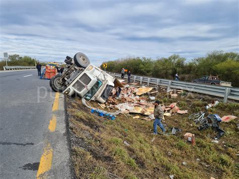 VUELCA TRÁILER CARGADO DE CAJAS DE POLLO EN MONTEMORELOS Punto x Punto