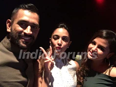 Kiara Advani With Msd And Sakshi Dhoni At Screening Of M S Dhoni The