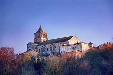 Eglise Notre Dame Et Saint Junien Lusignan Pa Monumentum