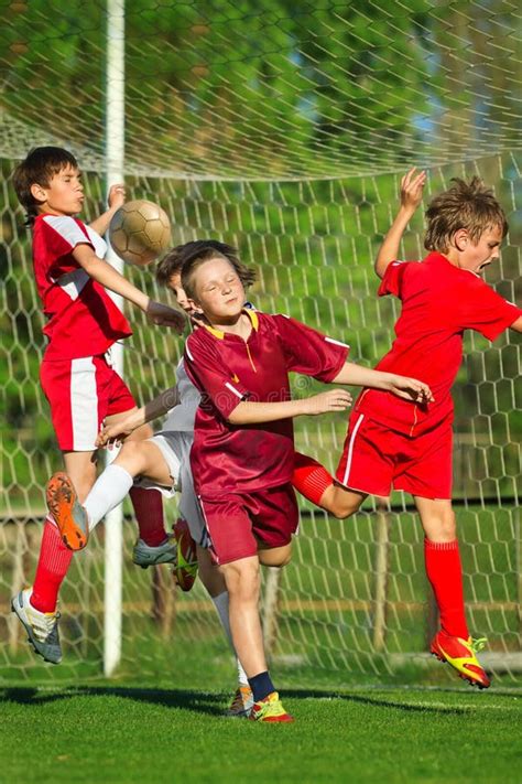 Pequeños Niños Que Juegan A Fútbol O A Fútbol Imagen De Archivo