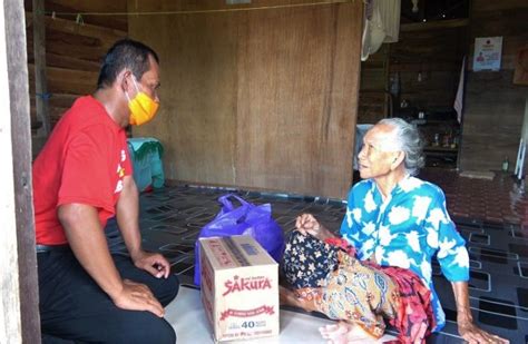 Asn Tanah Laut Bagikan Paket Sembako Untuk Lansia