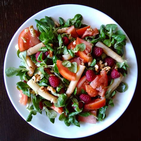 Ensalada de canónigos tomate espárragos frambuesas y nueces María