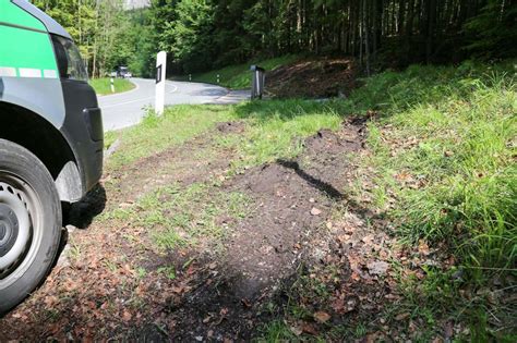 Bilder Unfall Am Kesselberg Auto Liegt Im Bachbett