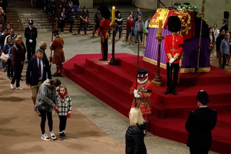 Un homme interpellé après s être précipité sur le cercueil de la reine