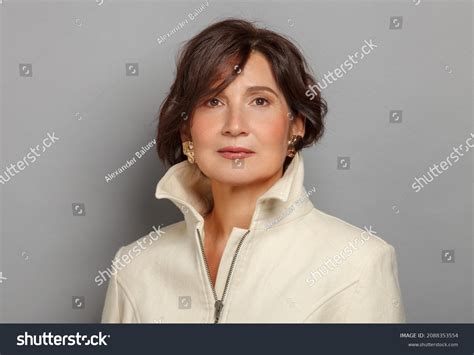 25 966 Brunette Femal Headshot Images Stock Photos Vectors