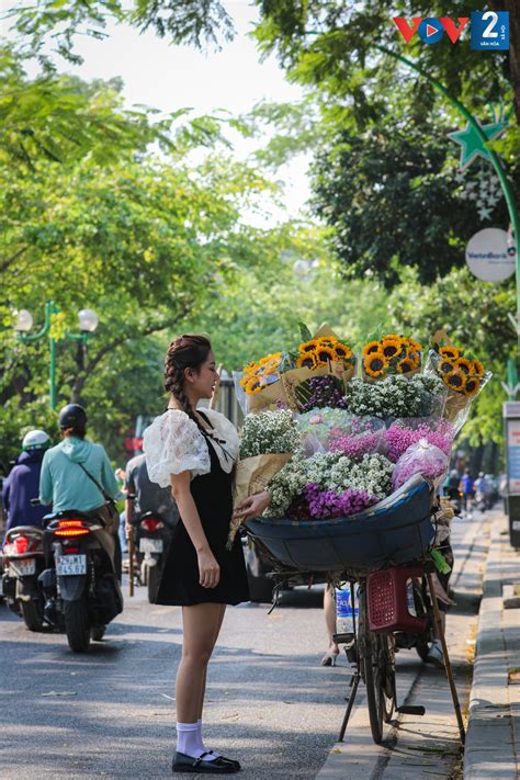 Thu Hà Nội đẹp nao lòng trên những chiếc xe hoa chở mùa qua phố 
