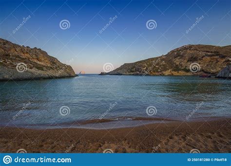 Vistas A La Famosa Playa Rocosa De Melidoni En La Isla De Kythira Al Atardecer Un Paisaje