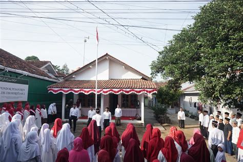 Pesantren At Thohiriyyah 2 Karangklesem Selenggarakan Upacara HUT Ke 79