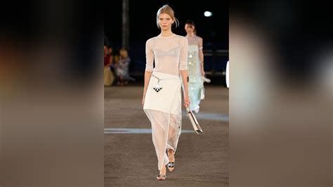 Viel Haut Viel Stil So L Sst Sich Das Naked Dress Stylen