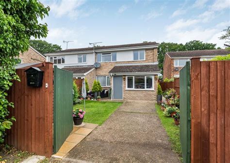 3 Bed Semi Detached House For Sale In Rowallan Close Caversham