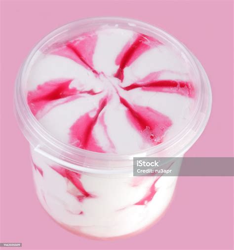 Pote De Helado En Rosado Foto De Stock Y Más Banco De Imágenes De