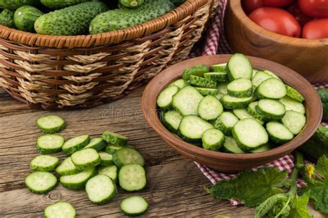 Verduras Maduras En Una Tabla De Madera Vieja Imagen De Archivo