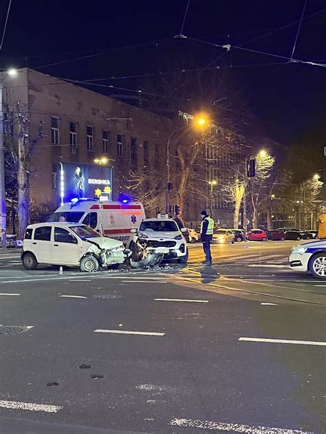 Sudar Taksija I Automobila Kod Vukovog Spomenika Oba Vozila Smrskana