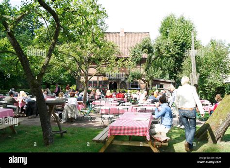 Ristorante In Giardino Immagini E Fotografie Stock Ad Alta Risoluzione