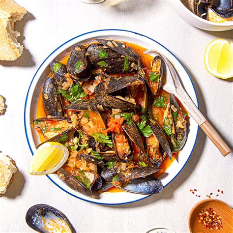 Bobby Flays Steamed Mussels In Spicy Tomato Broth With White Wine