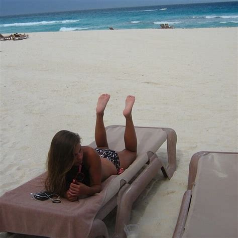 9 Hot Sexy Kelsey Reinhardt Bikini Pics