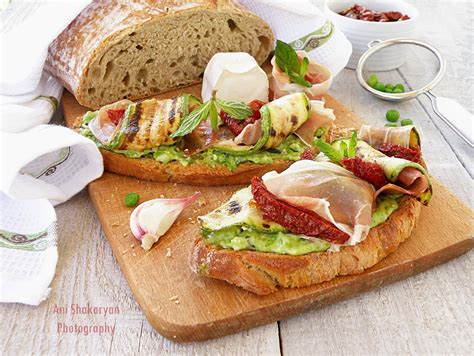 Bruscetta with goat and pea mousse with grilled zuccini, prosciutto and ...
