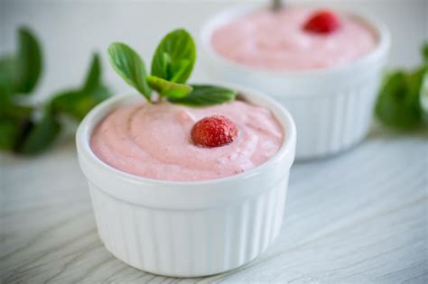 Masa De Cuajada Dulce Batida Con Fresas Frescas En Un Bol Foto Premium