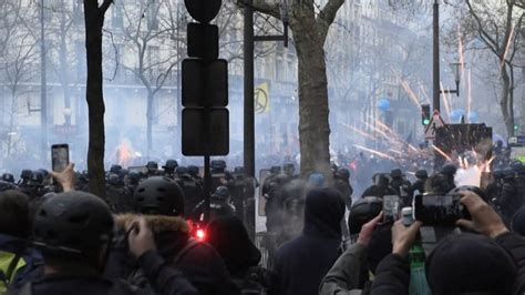 Francia Macron promulgó la reforma jubilatoria y crece la tensión