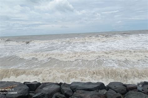 Cegah Kecelakakan Laut Wisatawan Diimbau Tak Berenang Ke Pantai