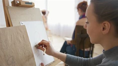 Female Artist Draws Sketces Of Nude Woma Stock Video Pond