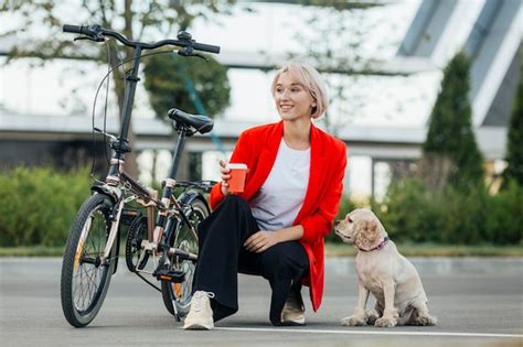 Femme Blonde Jouant Avec Son Chien Photo Gratuite