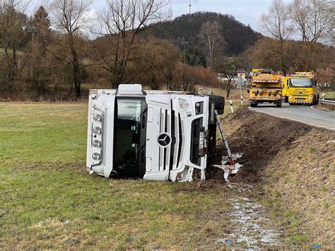 Unfall In Unterleinleiter LKW Kippt Von Der Fahrbahn