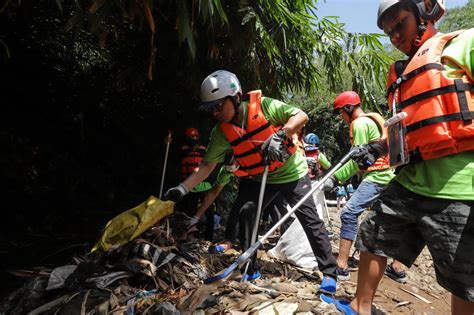 FOTO Gerakan Bebersih Dan Susur Sungai Ciliwung