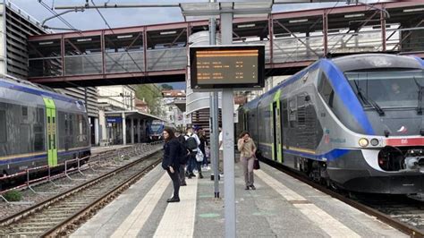 Ivrea treni soppressi e in ritardo il lunedì nero dei pendolari