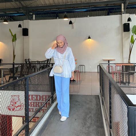 Outfit Hijab Dengan Blouse Ala Selebgram Ravira Naila